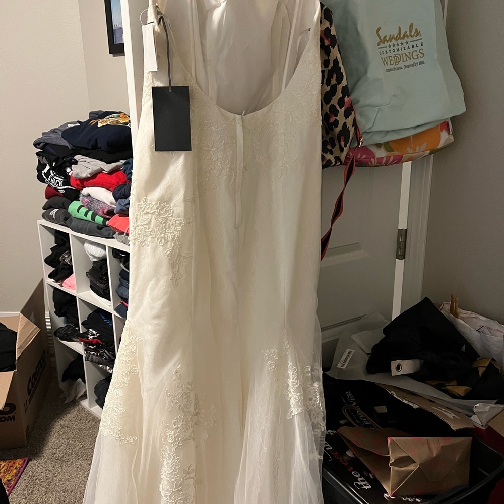 Vera Wang Size 12 Wedding Dress Elegant Simple - Picture 6 of 11